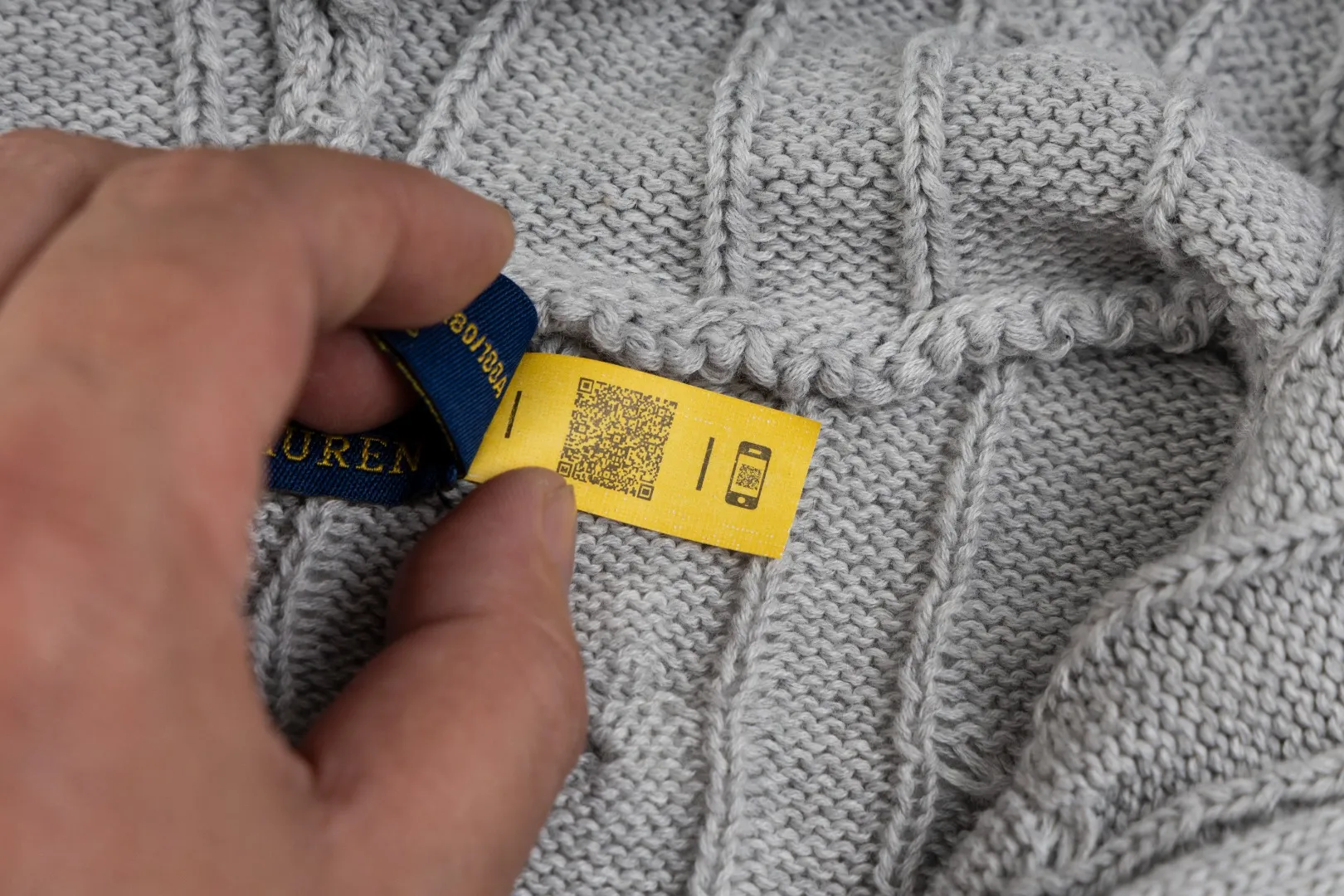 P236 #R84 RALPH LAUREN Six-color classic hooded twist pullover sweater with high-density LOGO embroidery on the chest and original custom-made tag accessories. Made of pure cotton yarn, pure cotton is skin-friendly and comfortable, small label war horse embroidered twist hooded sweater 🐎 high quality, follow the blogger to learn how to wear it! Let’s buy a Ralph Lauren cable sweater. It’s a super hard-to-find series after it became popular. It’s hard to find one on the official website. It’s simple and practical to wear, with a lazy and loose feel. The thickened fabric has more texture, feels soft and delicate, and has a loose fit. Whether worn alone or layered, you can wear different styles of fashion with just one piece!   Size: S M L